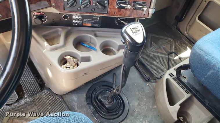 image for item DD4706 2007 International 9400i semi truck