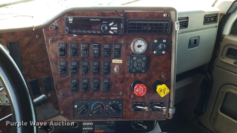 image for item DD4706 2007 International 9400i semi truck