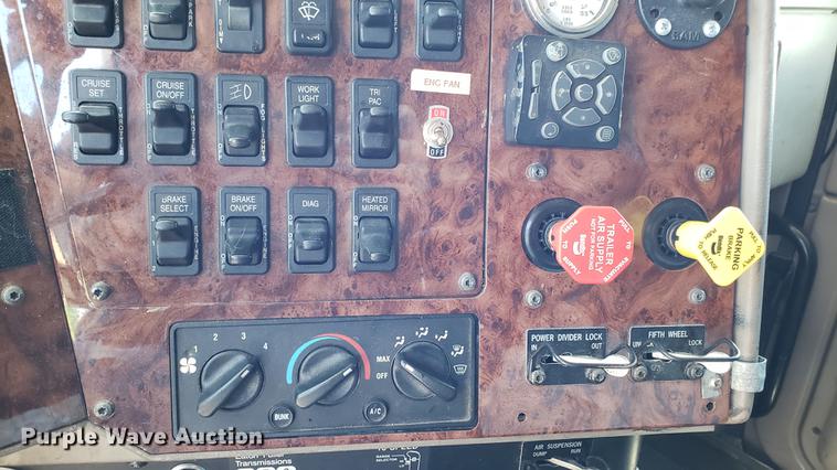 image for item DD4706 2007 International 9400i semi truck