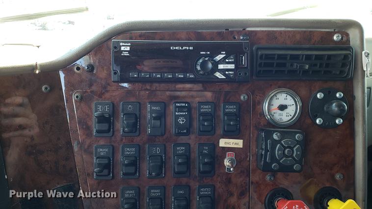 image for item DD4706 2007 International 9400i semi truck