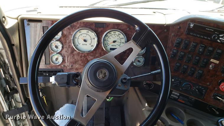 image for item DD4706 2007 International 9400i semi truck