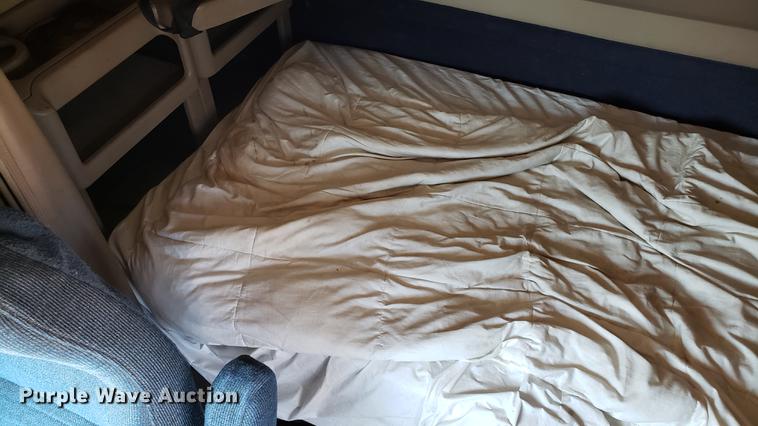 image for item DD4706 2007 International 9400i semi truck