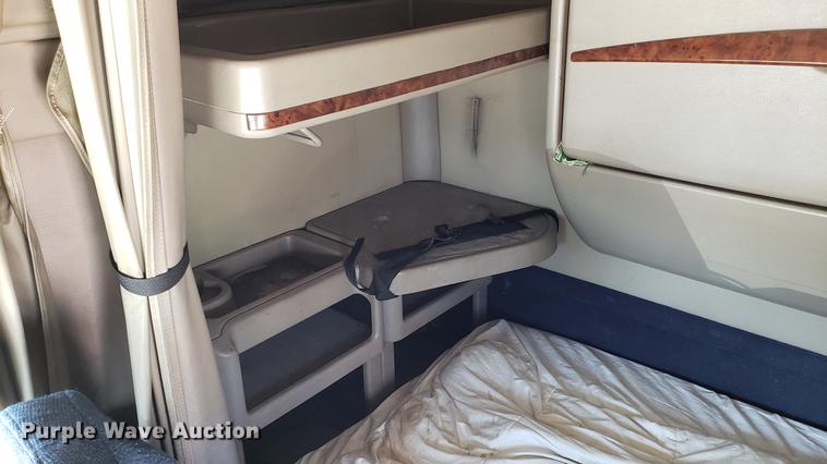 image for item DD4706 2007 International 9400i semi truck