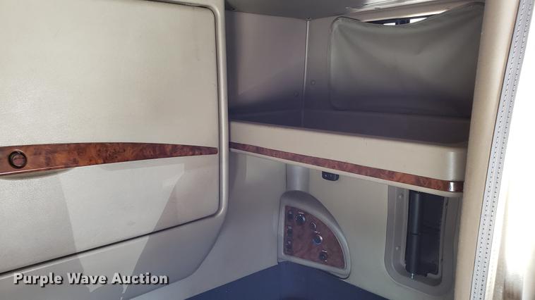 image for item DD4706 2007 International 9400i semi truck