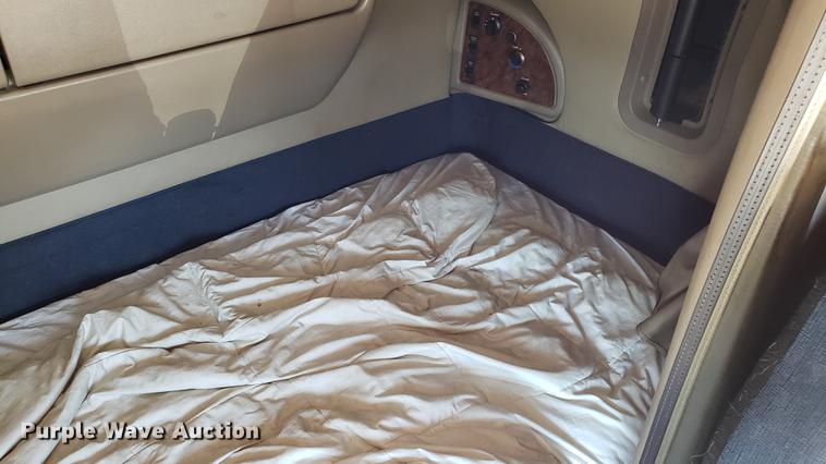 image for item DD4706 2007 International 9400i semi truck