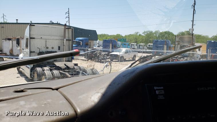 image for item DD4706 2007 International 9400i semi truck