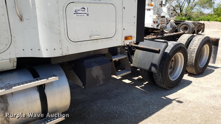 image for item DD4706 2007 International 9400i semi truck