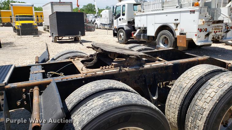 image for item DD4706 2007 International 9400i semi truck