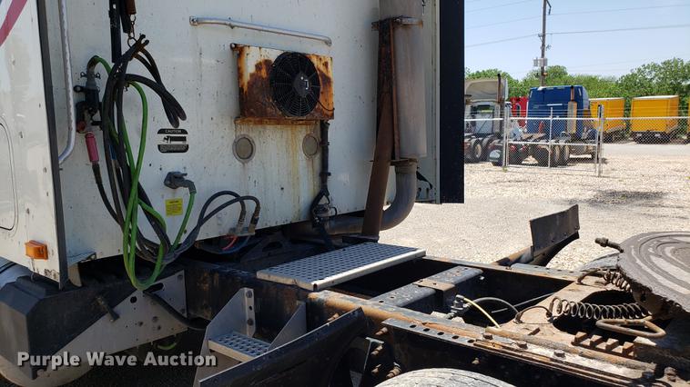 image for item DD4706 2007 International 9400i semi truck