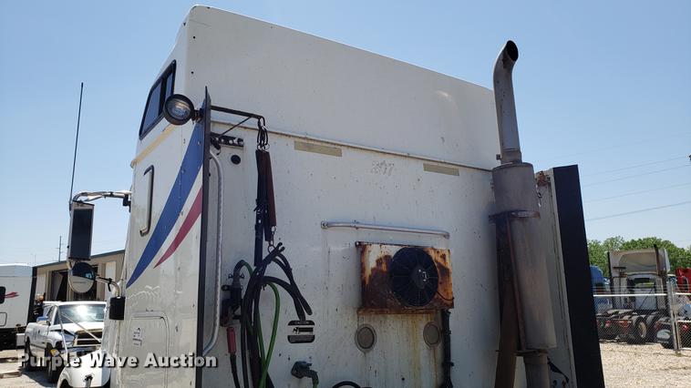 image for item DD4706 2007 International 9400i semi truck