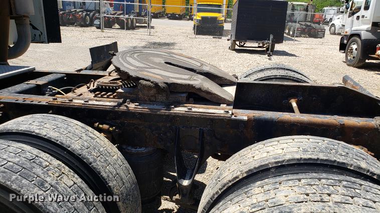 image for item DD4706 2007 International 9400i semi truck