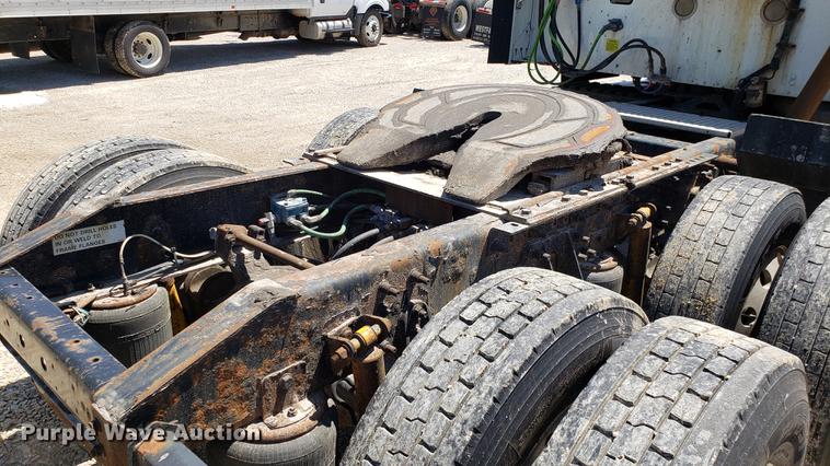 image for item DD4706 2007 International 9400i semi truck