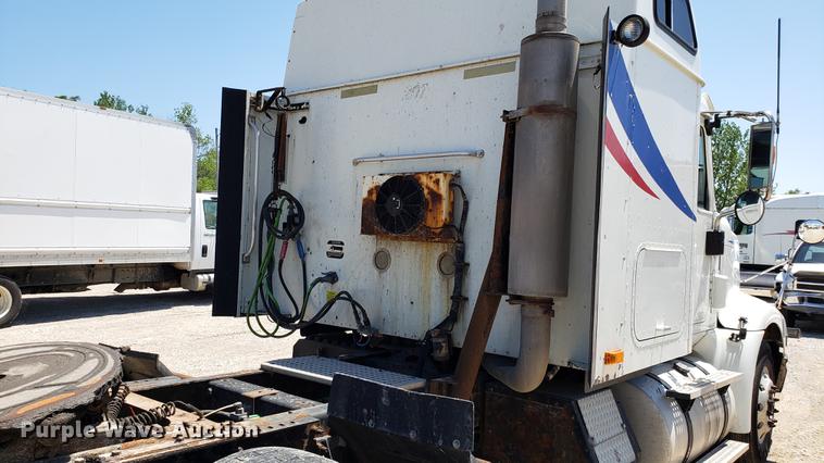 image for item DD4706 2007 International 9400i semi truck