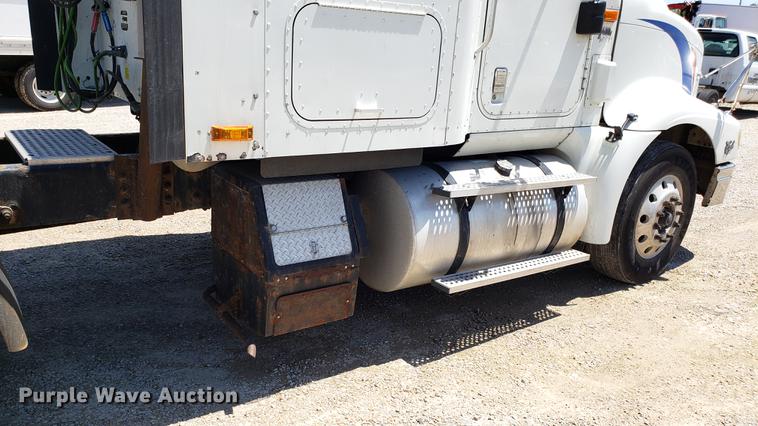 image for item DD4706 2007 International 9400i semi truck