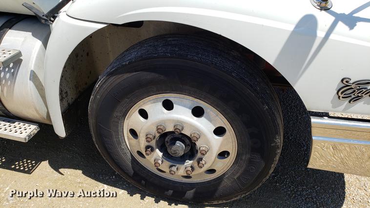 image for item DD4706 2007 International 9400i semi truck