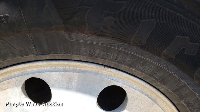 image for item DD4706 2007 International 9400i semi truck