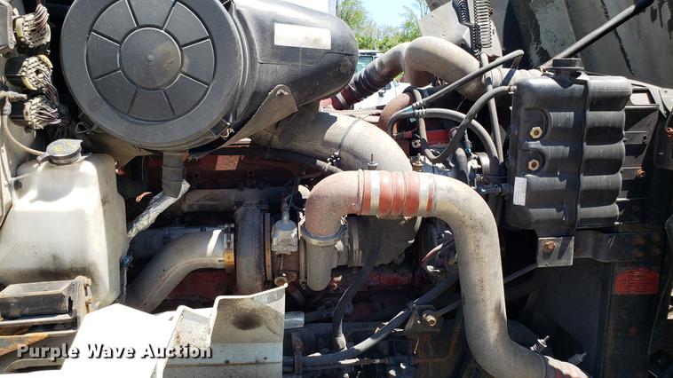 image for item DD4706 2007 International 9400i semi truck