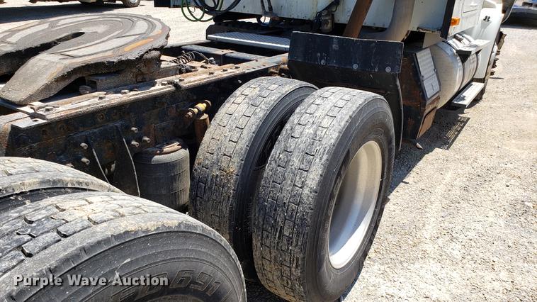 image for item DD4706 2007 International 9400i semi truck