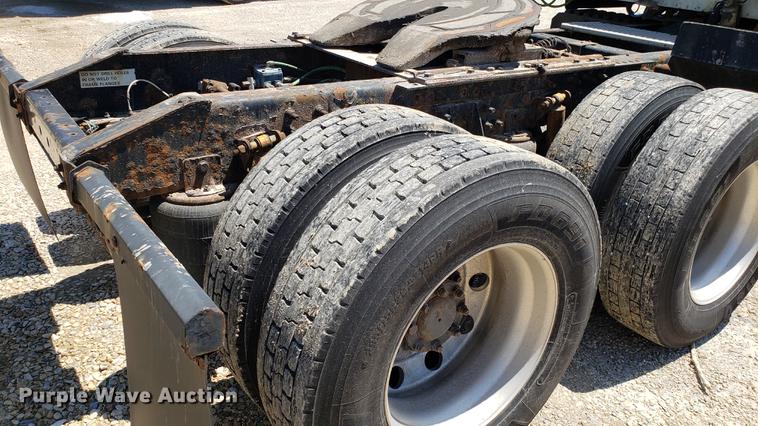 image for item DD4706 2007 International 9400i semi truck