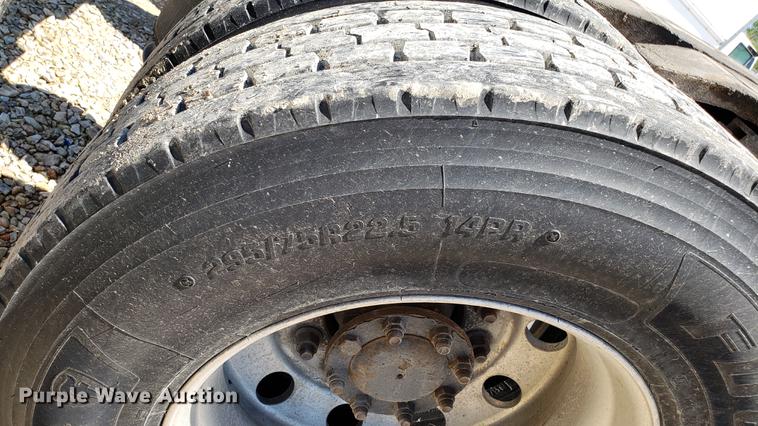 image for item DD4706 2007 International 9400i semi truck