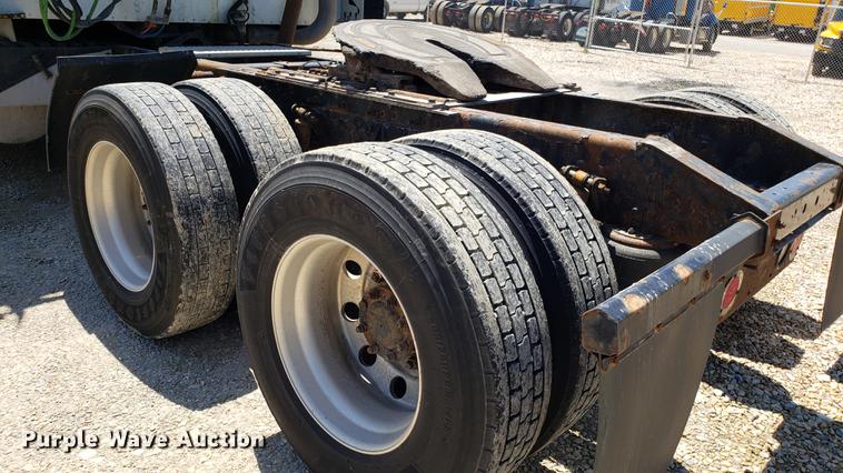 image for item DD4706 2007 International 9400i semi truck