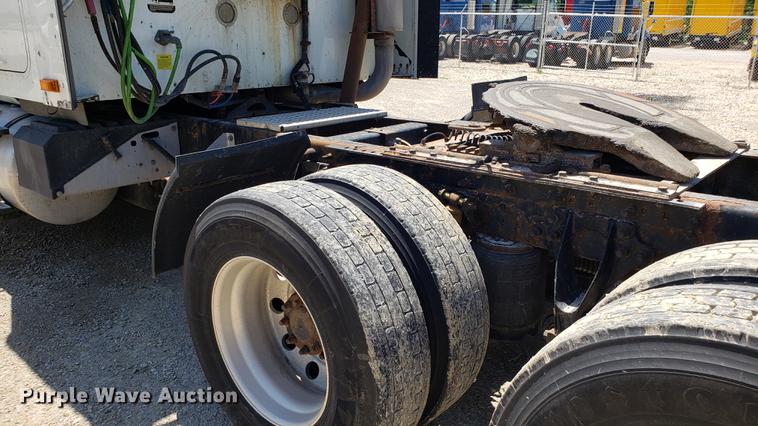 image for item DD4706 2007 International 9400i semi truck