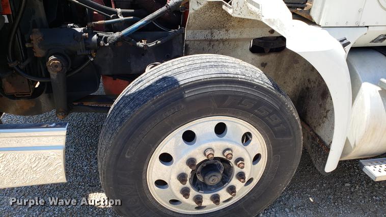 image for item DD4706 2007 International 9400i semi truck