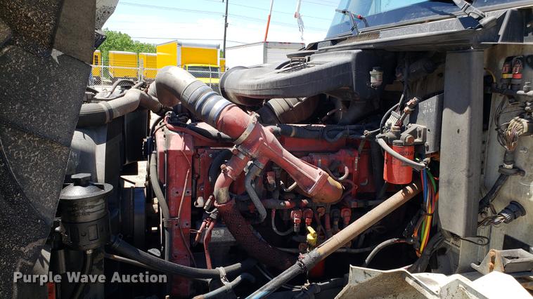 image for item DD4706 2007 International 9400i semi truck