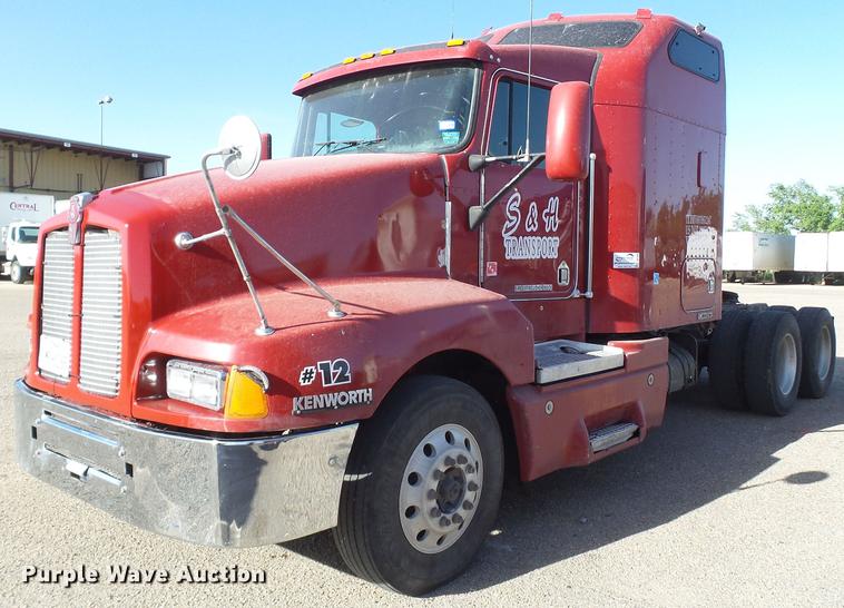 image for item DE1392 2005 Kenworth T600 semi truck