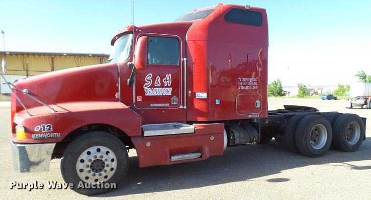 image for item DE1392 2005 Kenworth T600 semi truck