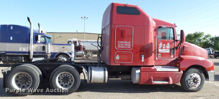 image for item DE1392 2005 Kenworth T600 semi truck