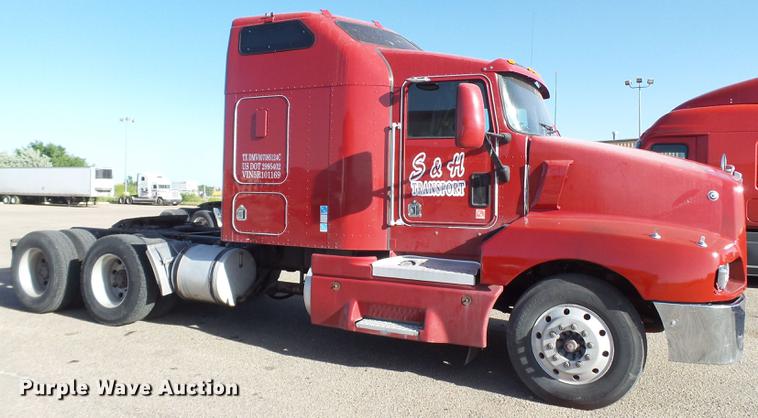 image for item DE1392 2005 Kenworth T600 semi truck