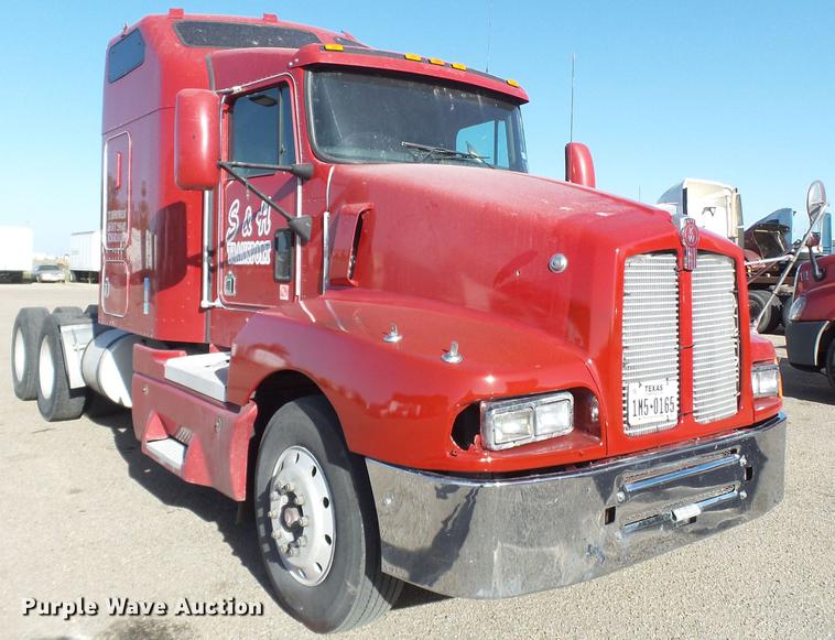 image for item DE1392 2005 Kenworth T600 semi truck