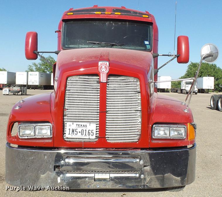 image for item DE1392 2005 Kenworth T600 semi truck