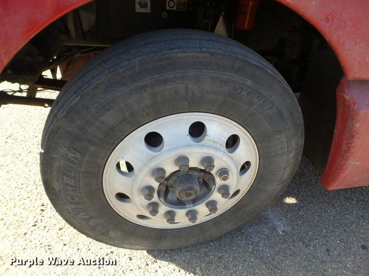 image for item DE1392 2005 Kenworth T600 semi truck