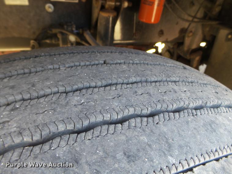 image for item DE1392 2005 Kenworth T600 semi truck