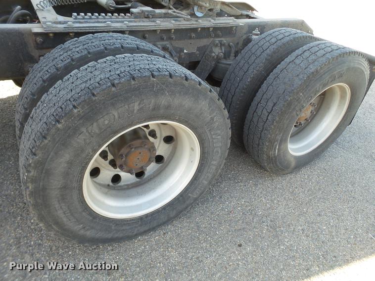 image for item DE1392 2005 Kenworth T600 semi truck