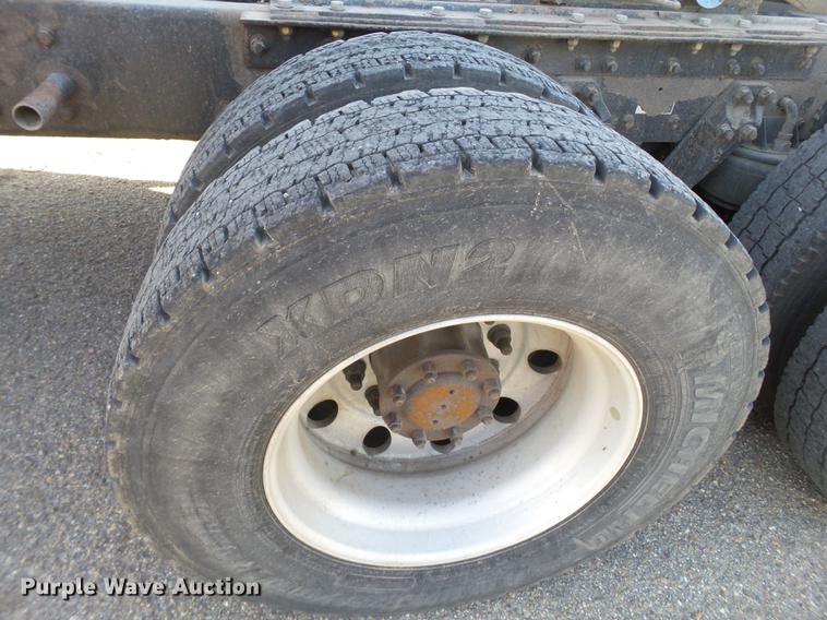 image for item DE1392 2005 Kenworth T600 semi truck