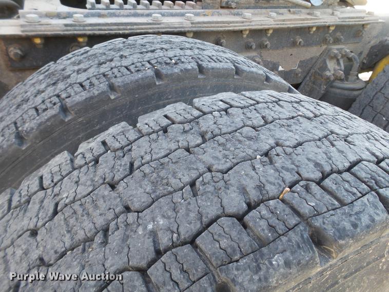 image for item DE1392 2005 Kenworth T600 semi truck