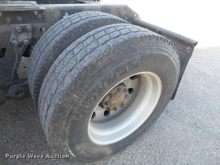 image for item DE1392 2005 Kenworth T600 semi truck