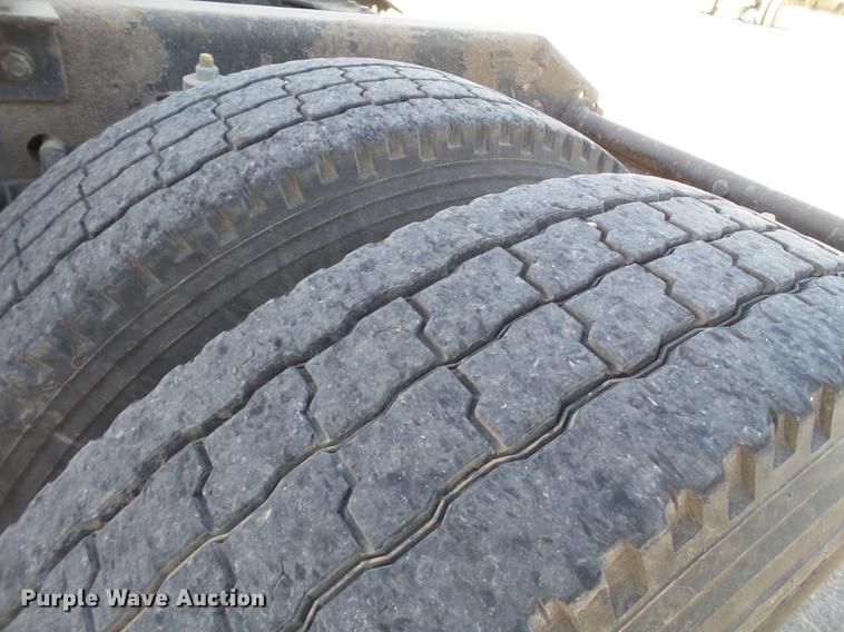 image for item DE1392 2005 Kenworth T600 semi truck