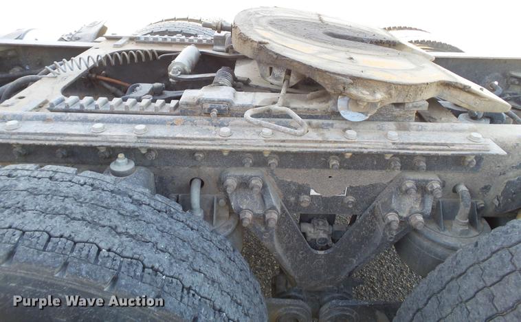 image for item DE1392 2005 Kenworth T600 semi truck