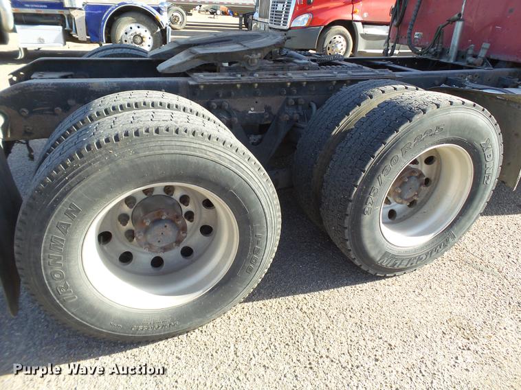 image for item DE1392 2005 Kenworth T600 semi truck