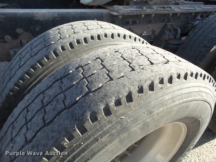 image for item DE1392 2005 Kenworth T600 semi truck