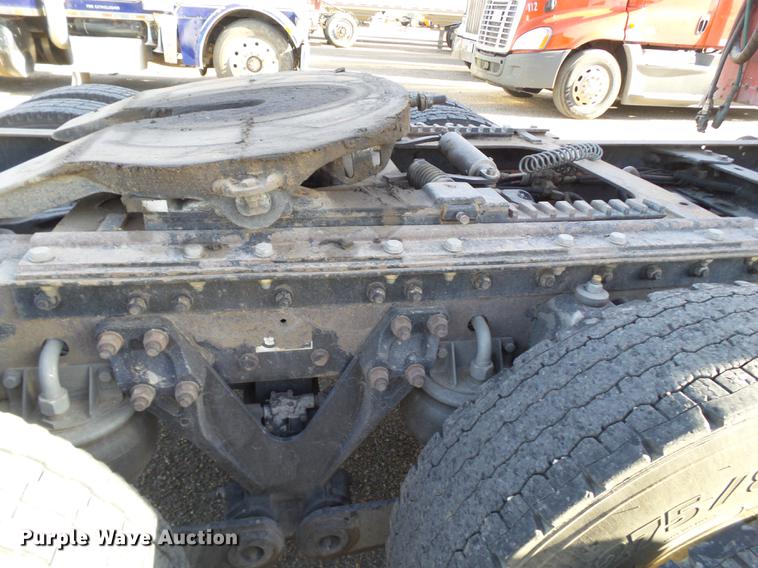 image for item DE1392 2005 Kenworth T600 semi truck