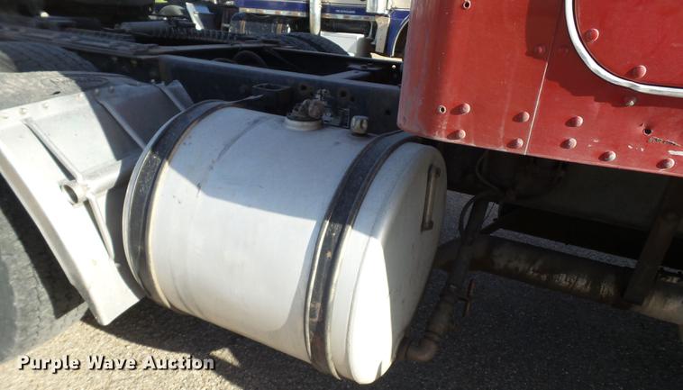 image for item DE1392 2005 Kenworth T600 semi truck