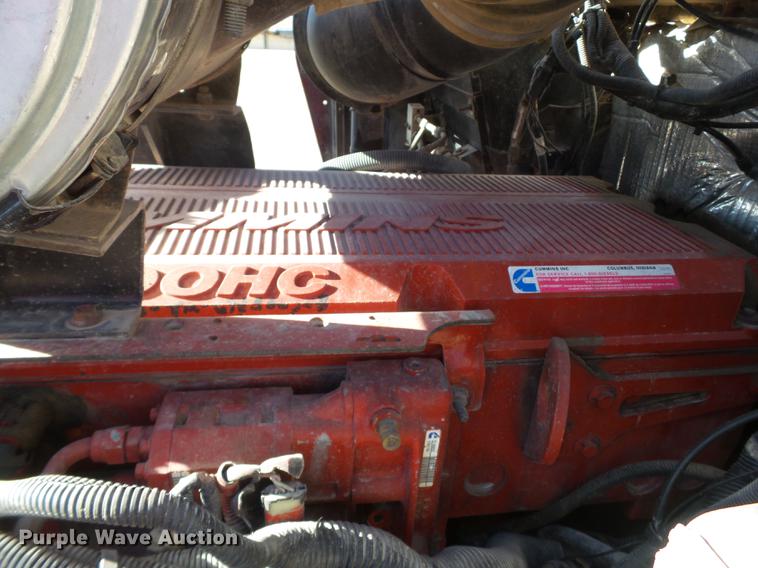 image for item DE1392 2005 Kenworth T600 semi truck