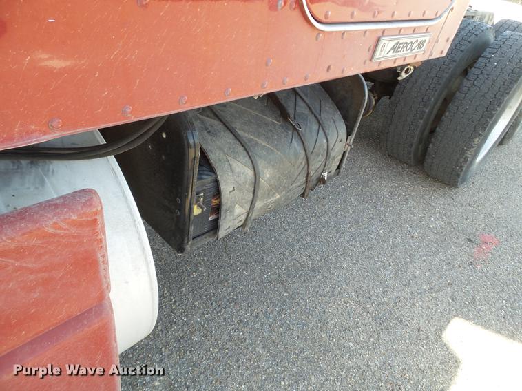 image for item DE1392 2005 Kenworth T600 semi truck