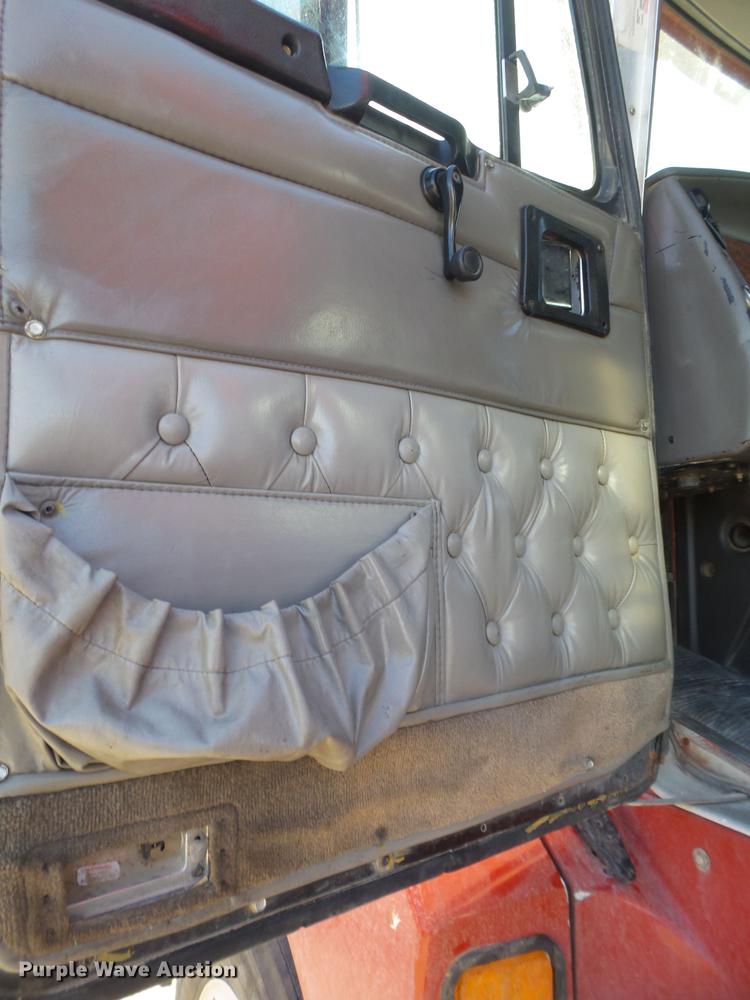 image for item DE1392 2005 Kenworth T600 semi truck