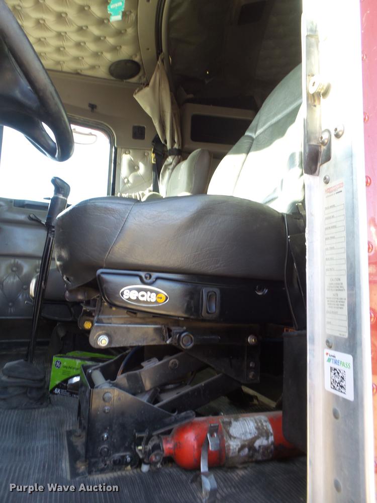 image for item DE1392 2005 Kenworth T600 semi truck